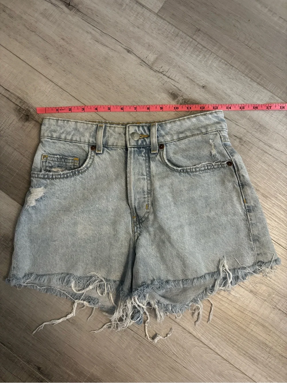 H&M High Rise Distressed Denim Shorts Light Wash Frayed Hem Size 4